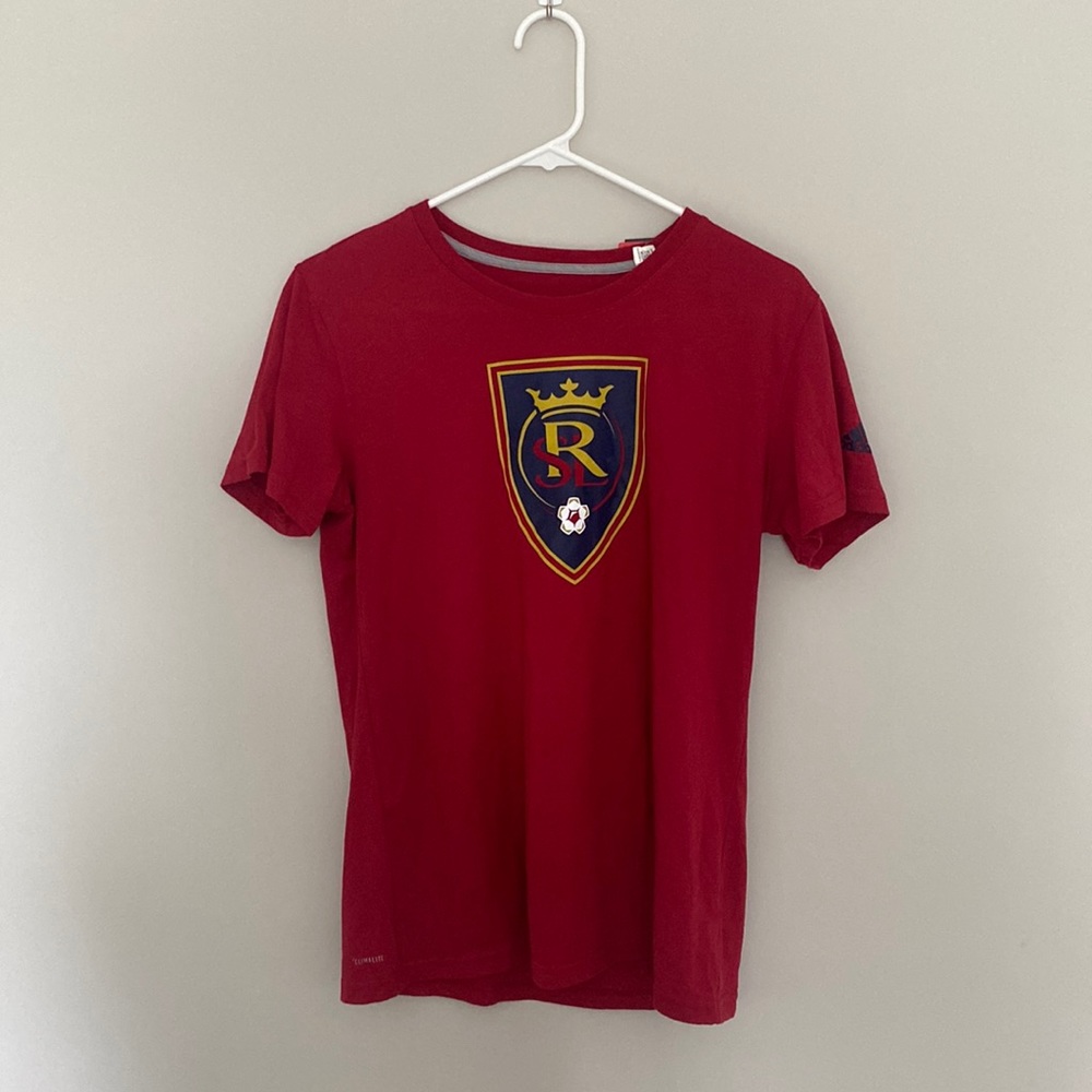 Red graphic tee. Size M